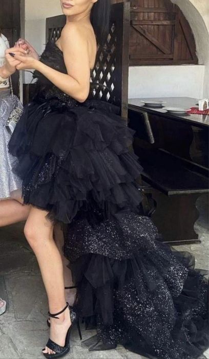 Бутикова бална рокля с пера на корсета