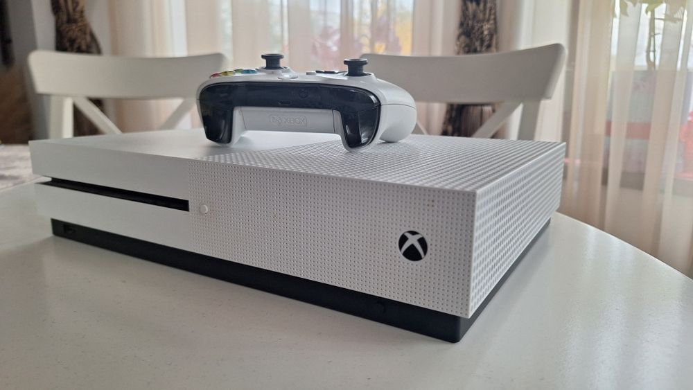 Xbox one s 512gb + controller + jocu. Preț fix. ri