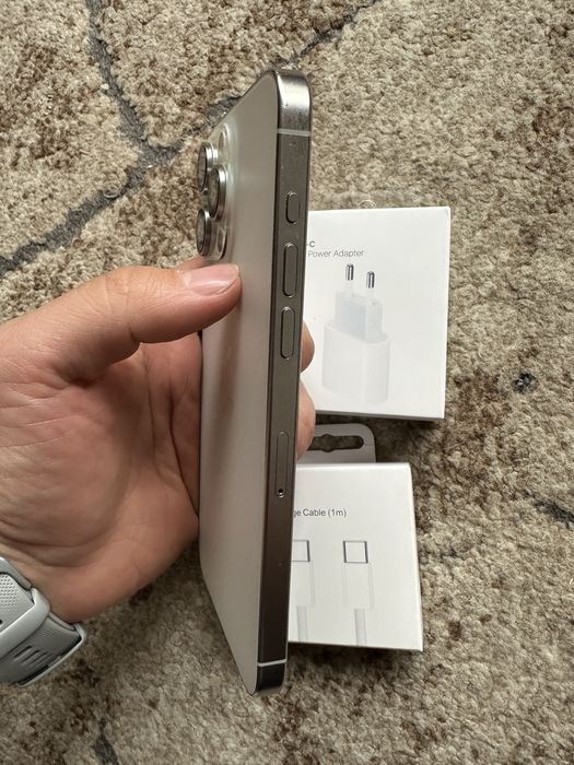 iPhone 15 Pro Max White, perfect functional, cu ecran fisurat