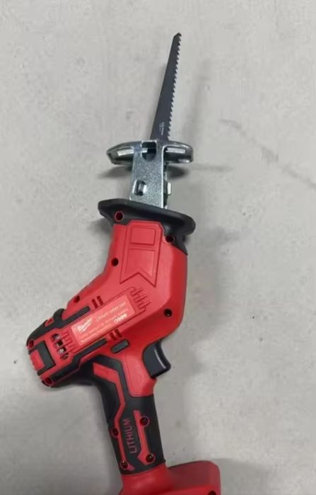 Fierăstrău sabie Milwauakee NEPROFESIONAL