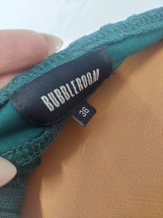 Елегантна зелена дантелена рокля.