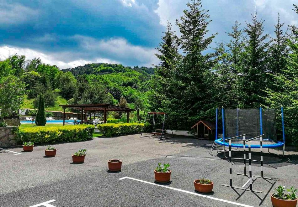 Почивка на планина с минерален басейн в Кючуковата къща, с. Баните