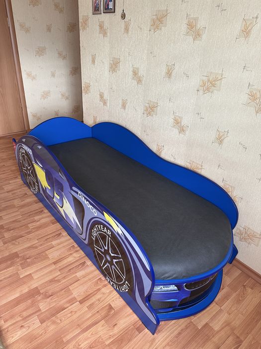 Продам кровать машинка и письменный стол