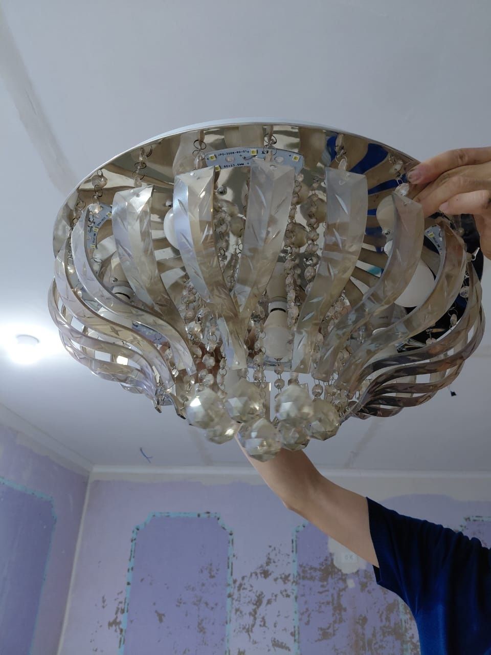 Продам люстру в зал