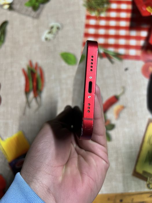 vând IPhone 13 red