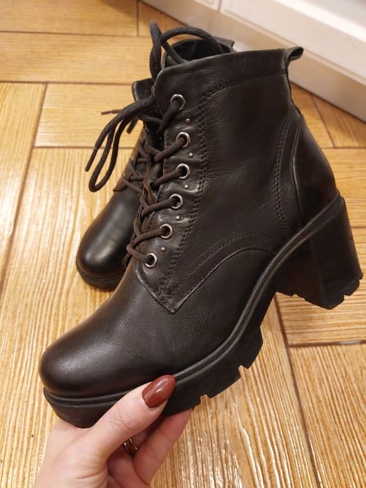 Ghete Quechua mărime 37. Piele naturala.