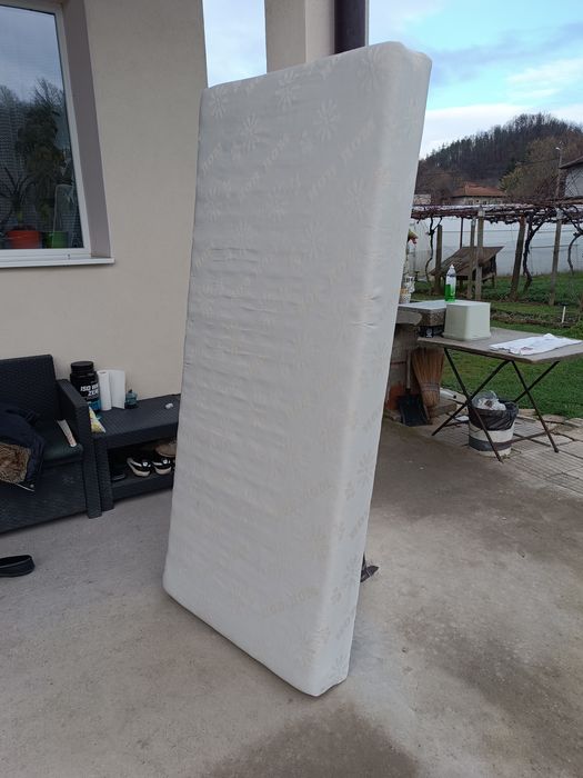 Матраци еднолицеви два броя