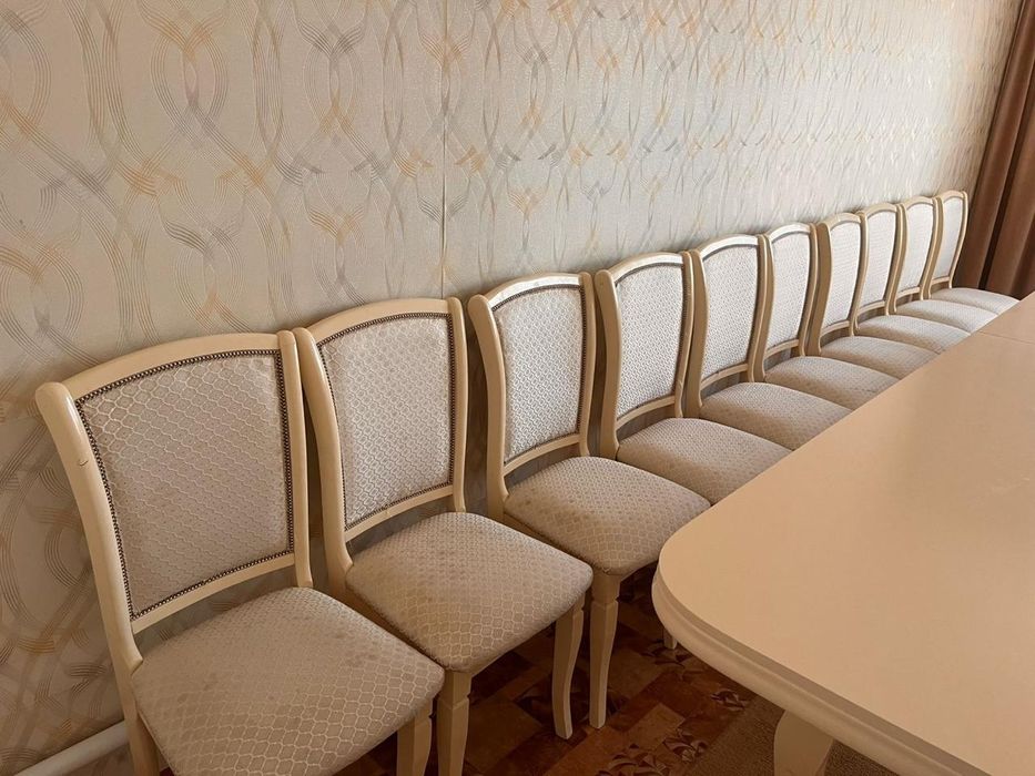Стол для гостиной со стульями