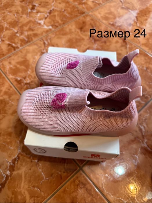 Различни чифтове детски обувки за момиче