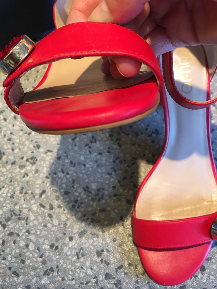 Liu Jo сандали в прекрасен червен цвят.