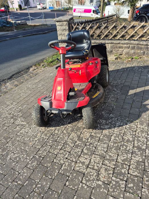 Tractoraș de tuns iarba cu motor pe benzină