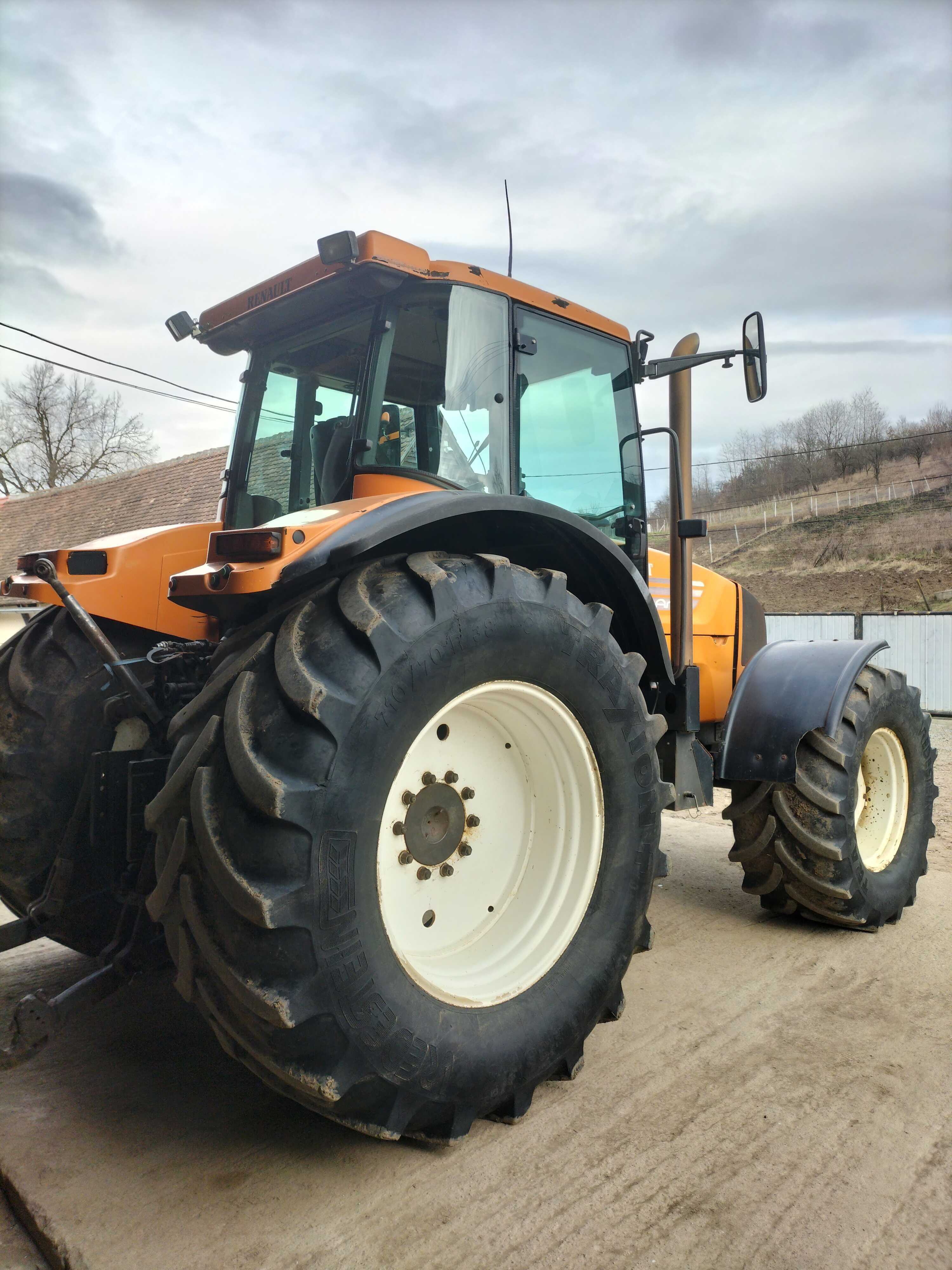 Vând tractor Renault 735 ares