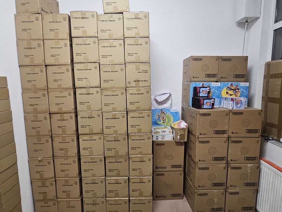 Лот от надуваеми топки и дюшеци Intex