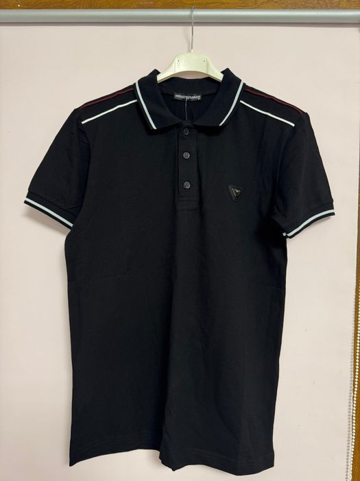 Tricouri de damă și de bărbați diferite mărimi și culori