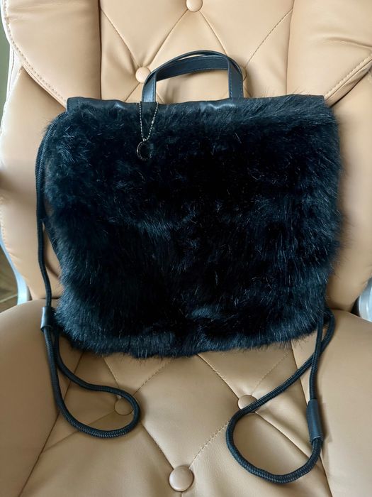 Пухена черна чанта