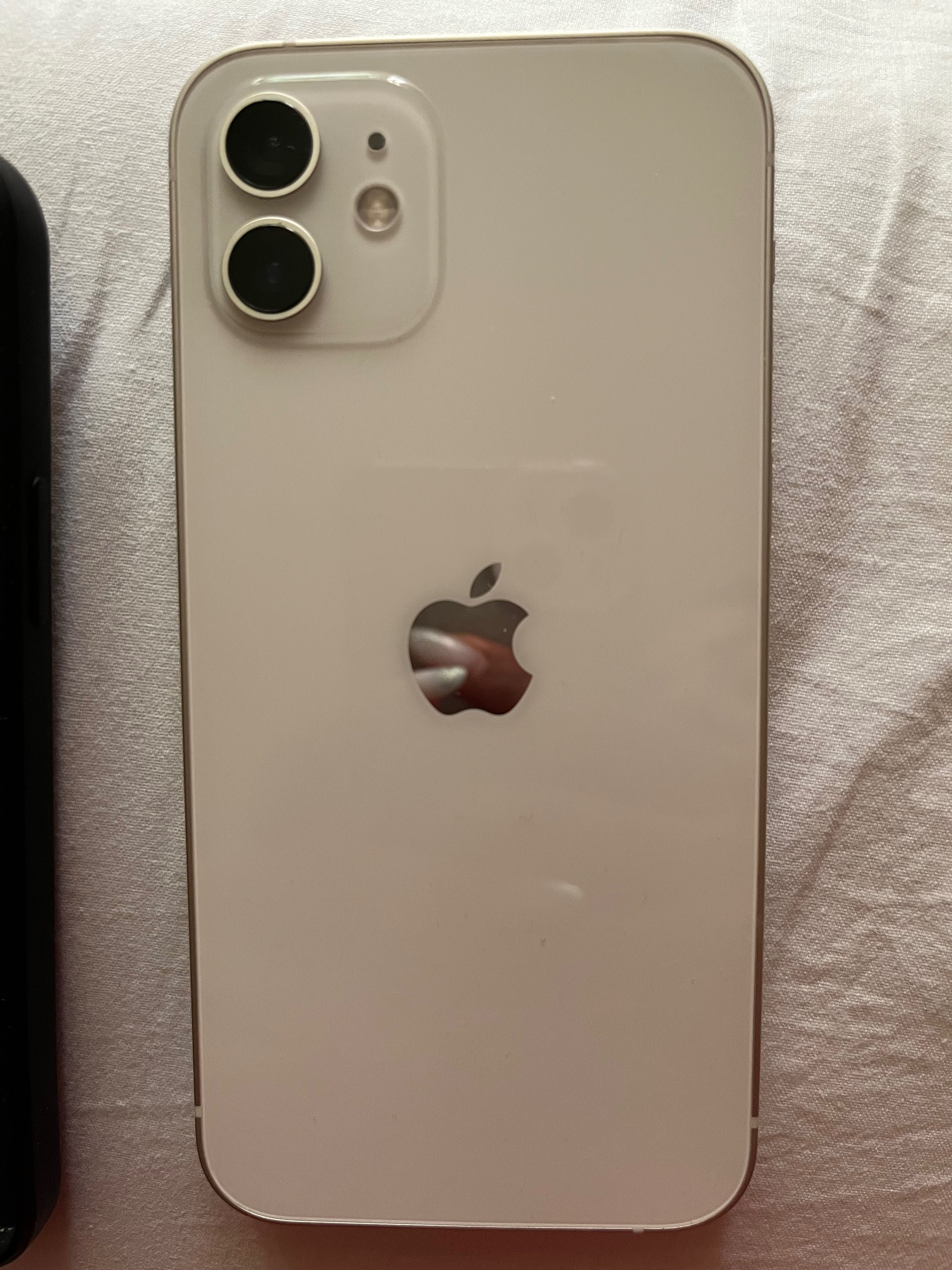Продавам IPhone 12