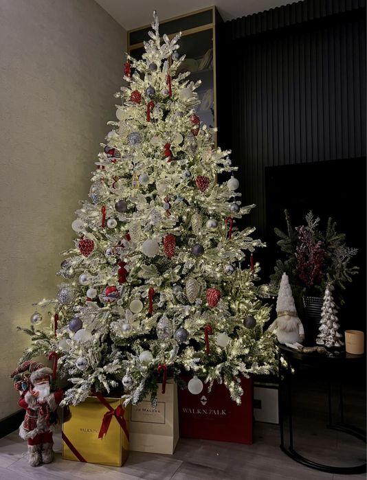 Елка новогодняя заснеженная