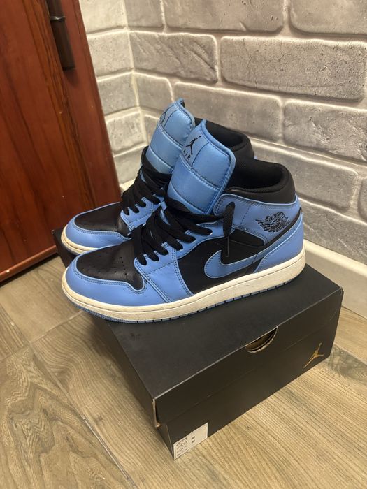 ОРИГИНАЛНИ air jordan 1 mid royal blue