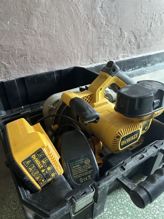 Циркуляр dewalt перфектен за работа