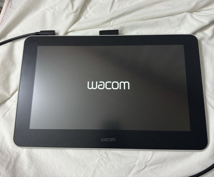 Продавам Wacom One 13.3" – идеален за рисуване и дизайн