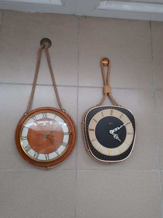 Doua ceasuri Retro pe frânghie