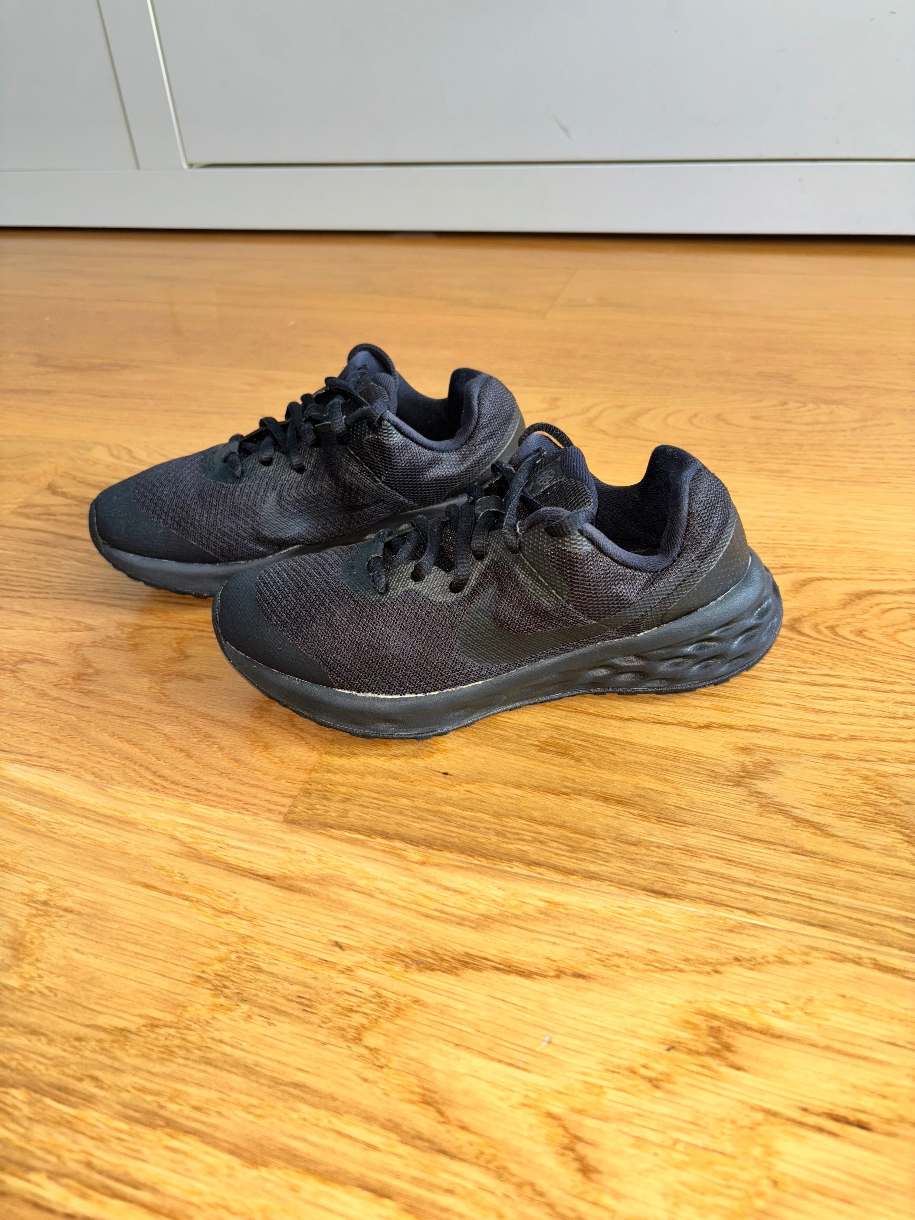 Nike маратонки Revolution 6 размер 35.5
