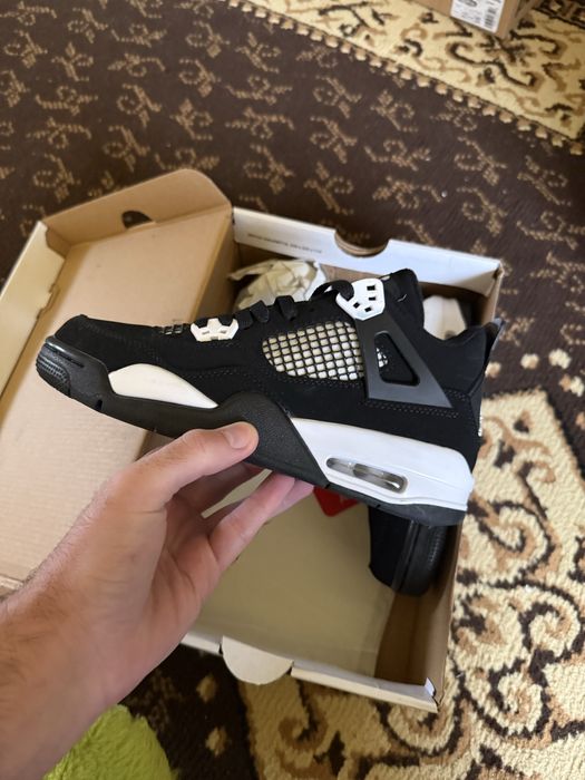 Jordan 4 White Thunder 43, citeste descrierea