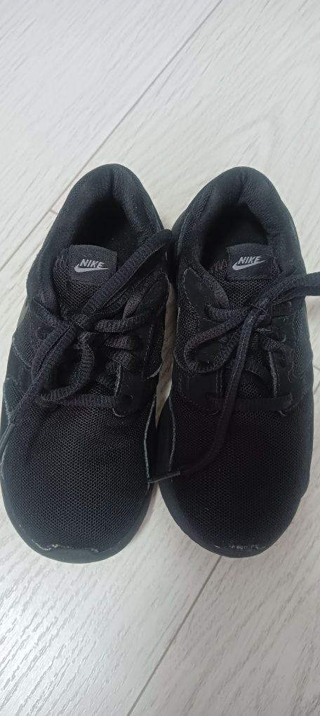 Adidași     Nike