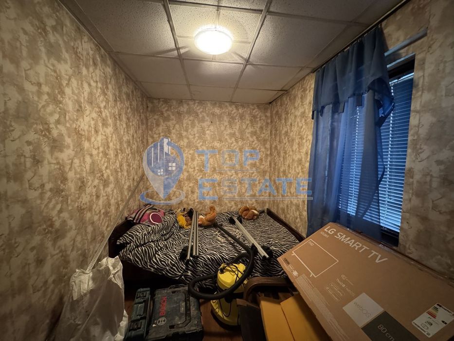 Тухлена къща с голям двор в село Хотница, област Велико Търново