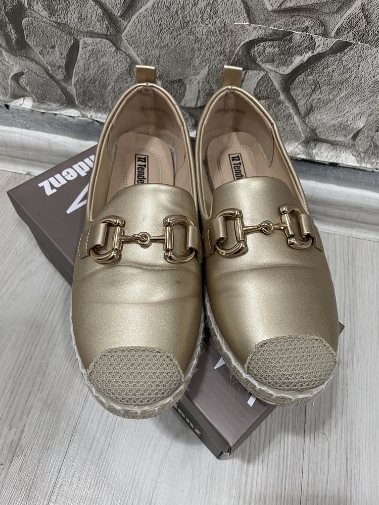 Дамски ежедневни обувки в златист цвят