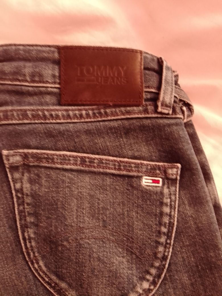 Vând o pereche de jeans Tommy Hilfiger