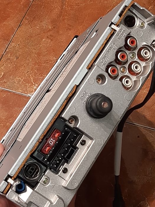 Vând sony CDX-M8800