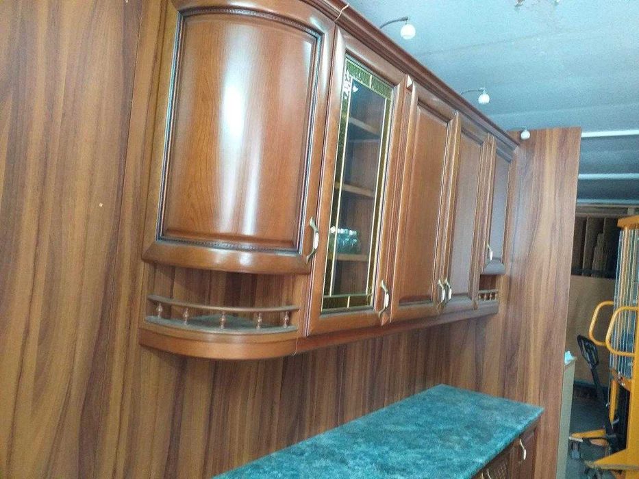 Bucatarie lemn masiv culoarea nucului