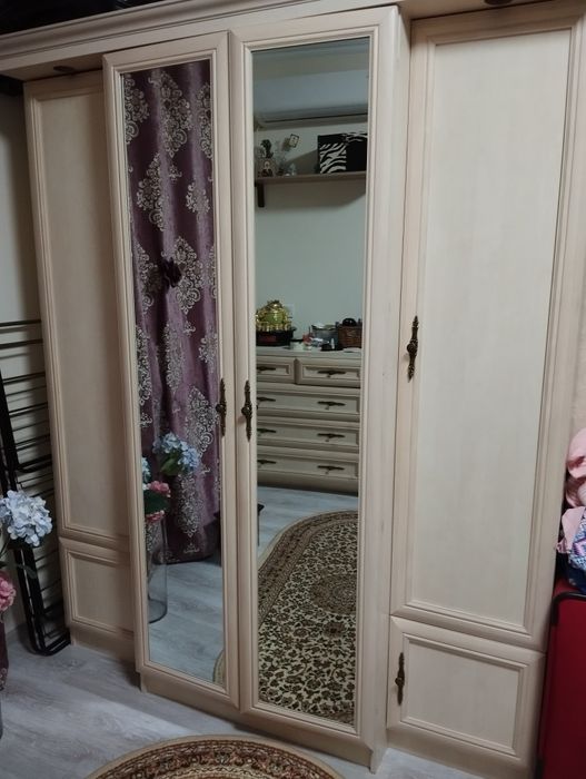 Четырехстворчатый шкаф