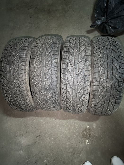 Зимняя резина Tigar 215/60/R16 в отличном состоянии!