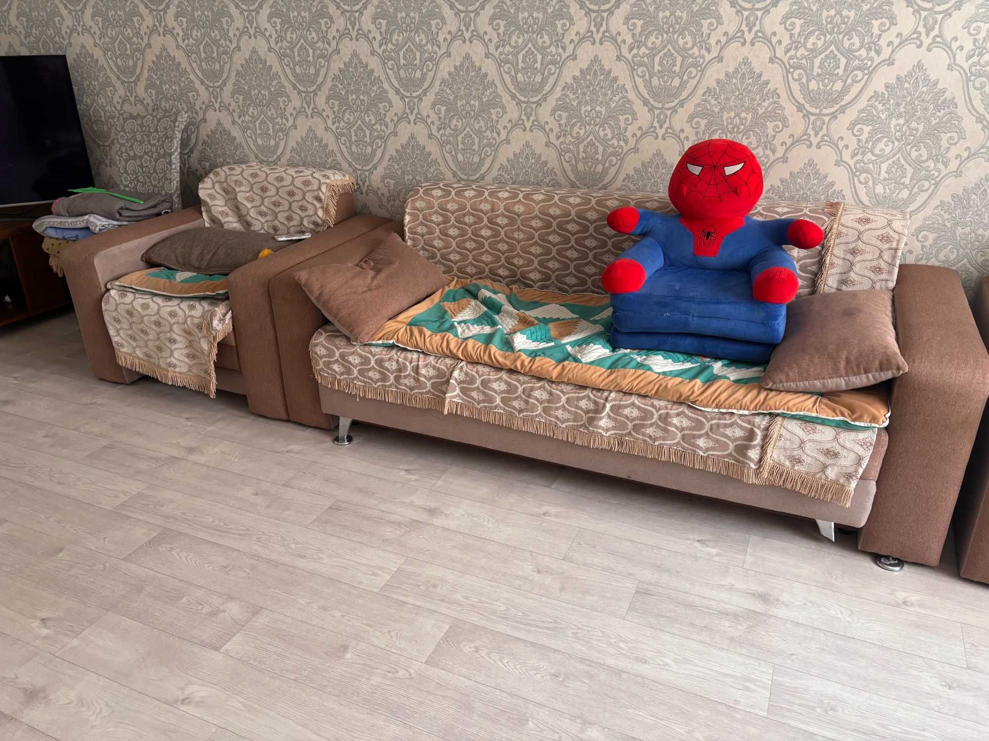 Диван 1, софа 1, кресло 1, с чехлом, б/у. Раскладные.