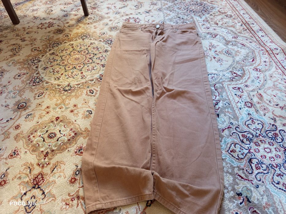 Прямые бежевые джинсы