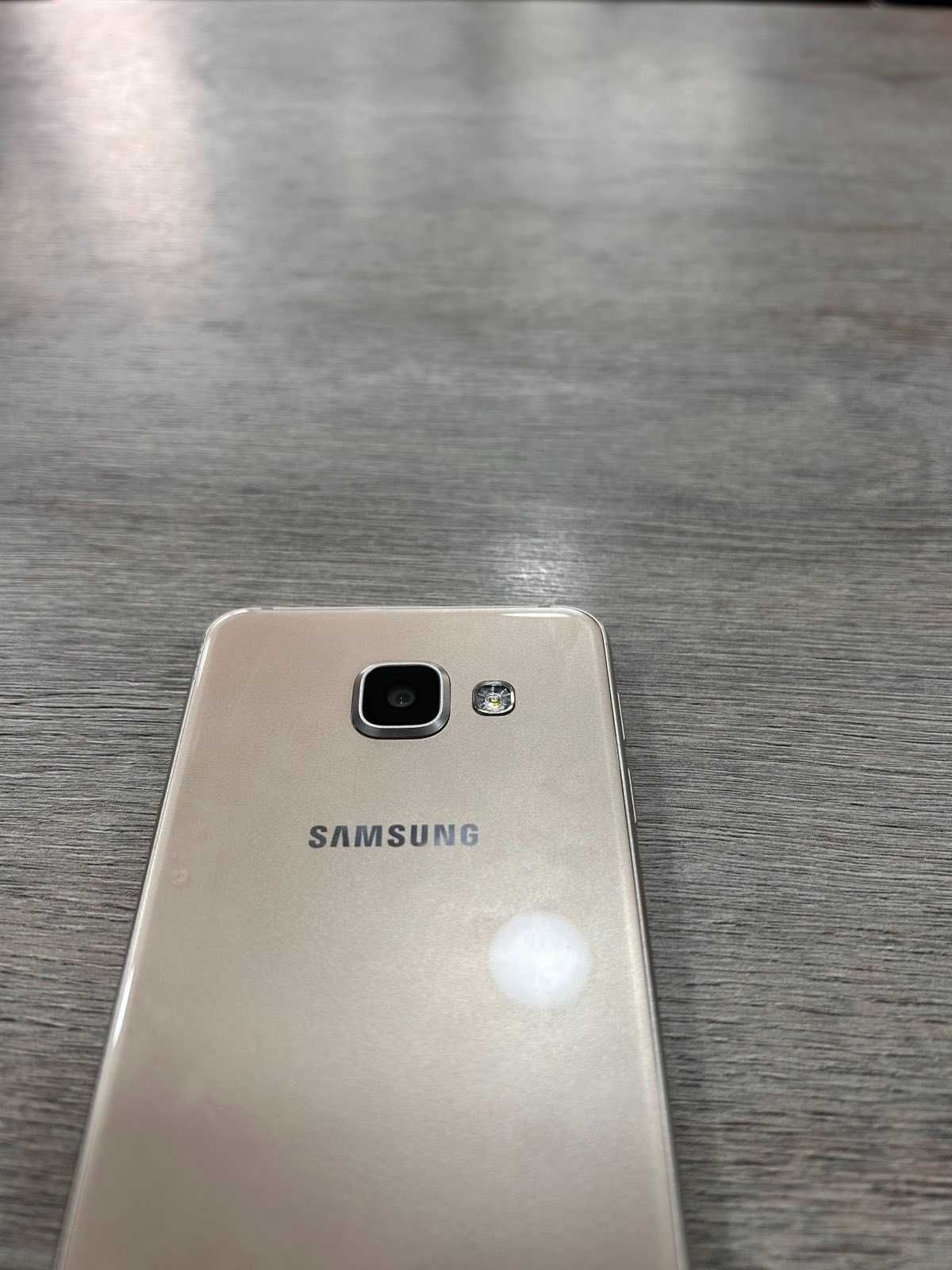 Продава се Samsung Galaxy A3