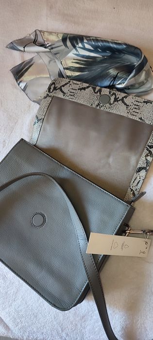 Gentuta de umăr gri, din piele, cu clapă cu imprimeu de piele de șarpe