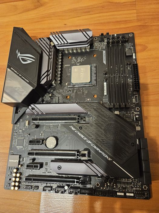 Продавам дъно Asus ROG X570-F и процесор Ryzen 9 3900X