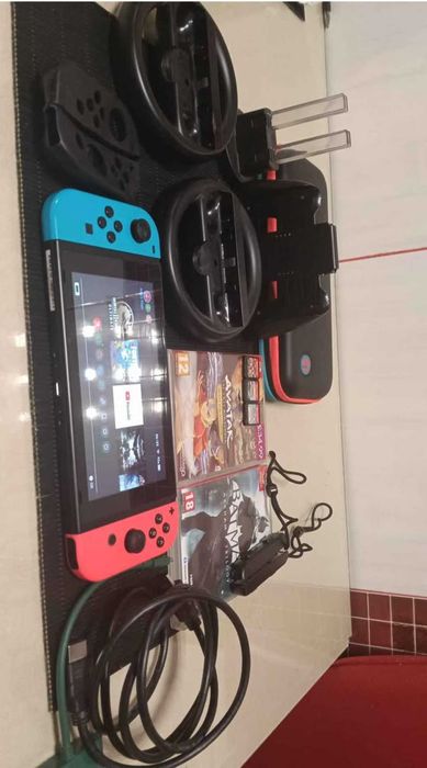 Vând Nintendo switch 5 jocuri 2 volane preț negociabil