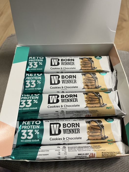 11 кето-протеинови барчета Born Winner с вкус на бисквитка и шоколад