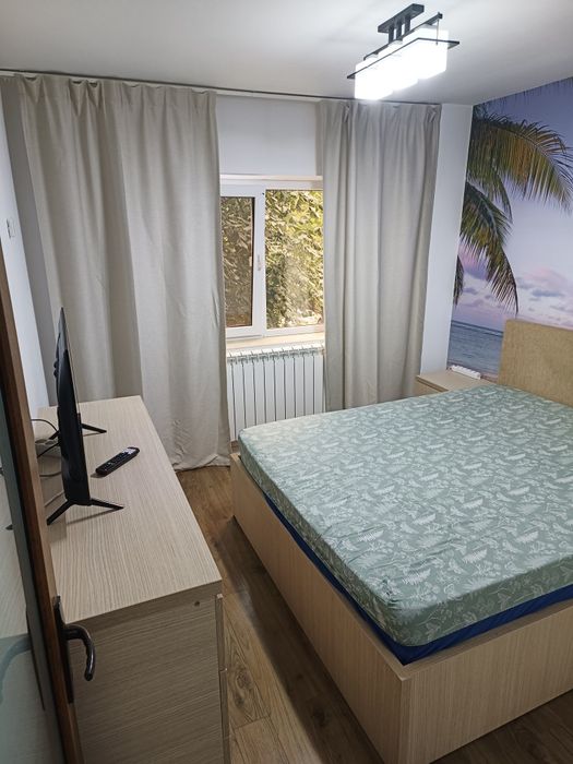Închiriez apartament 3 camere.