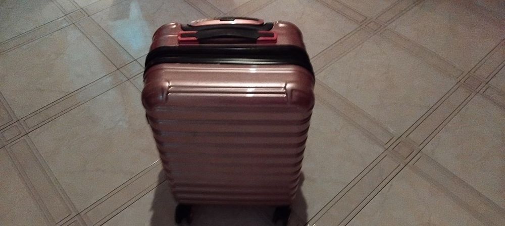 Бонбонест куфар за пътуване