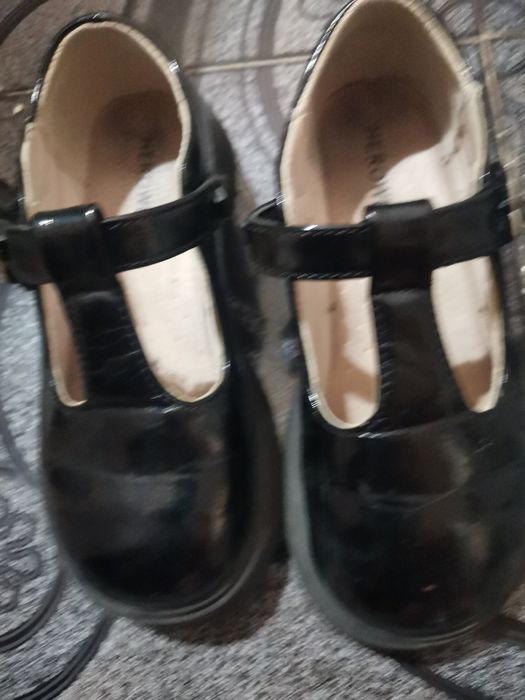 Vand pantofi de lac de fetita foarte frumosi