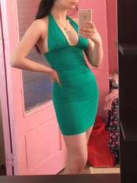 Къса зелена рокля с гол гръб по тялото