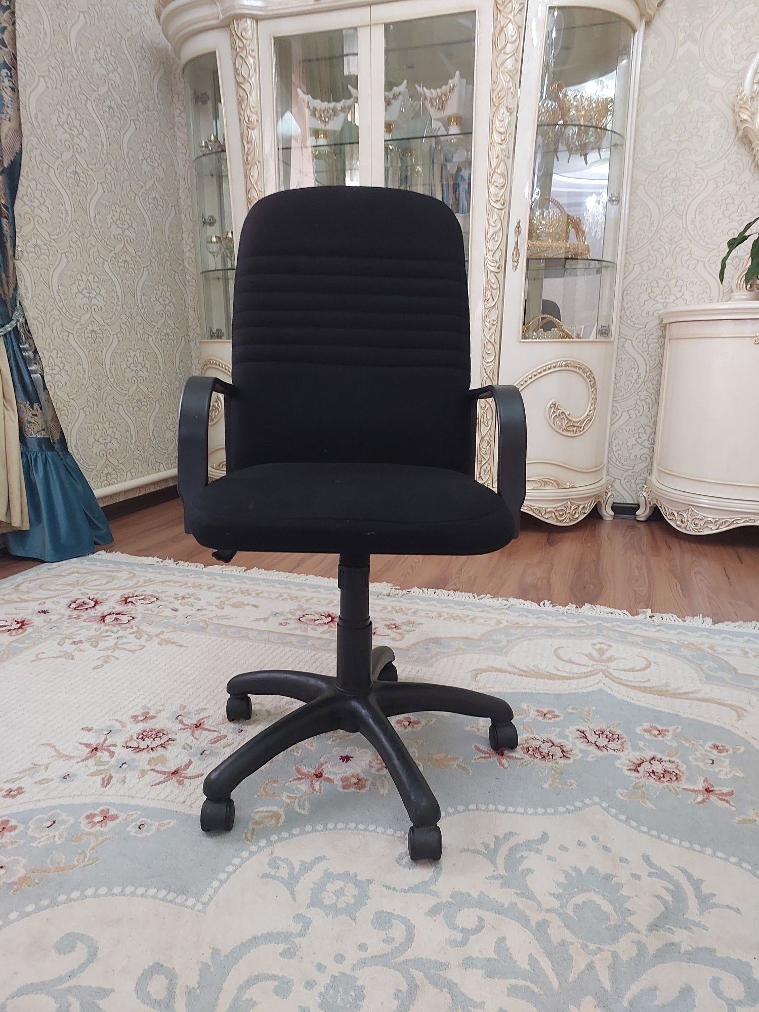 Продается офисные кресло