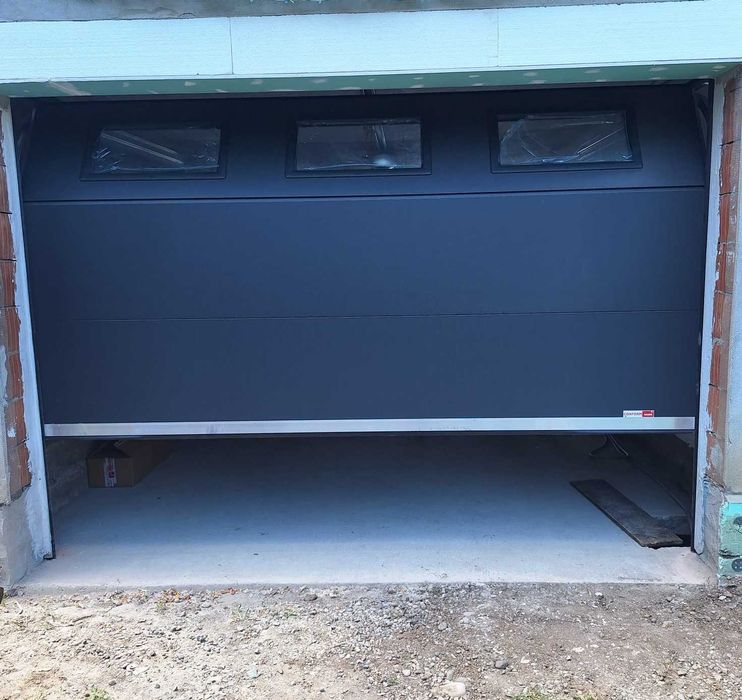 Usa garaj sectionala 2750x2000 negru mat, automatizare si 3 hublouri