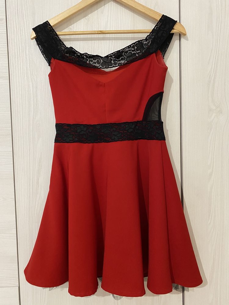 Елегантна рокля в червено