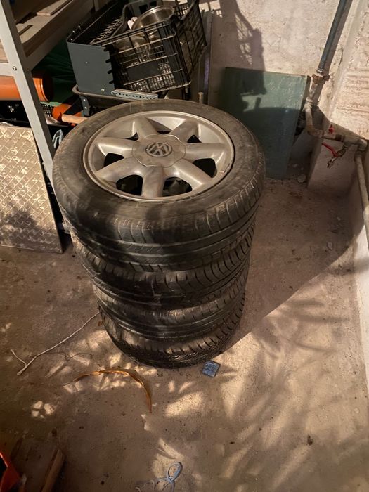 Vând cauciucuri cu geanta originala w 185~60~ R14